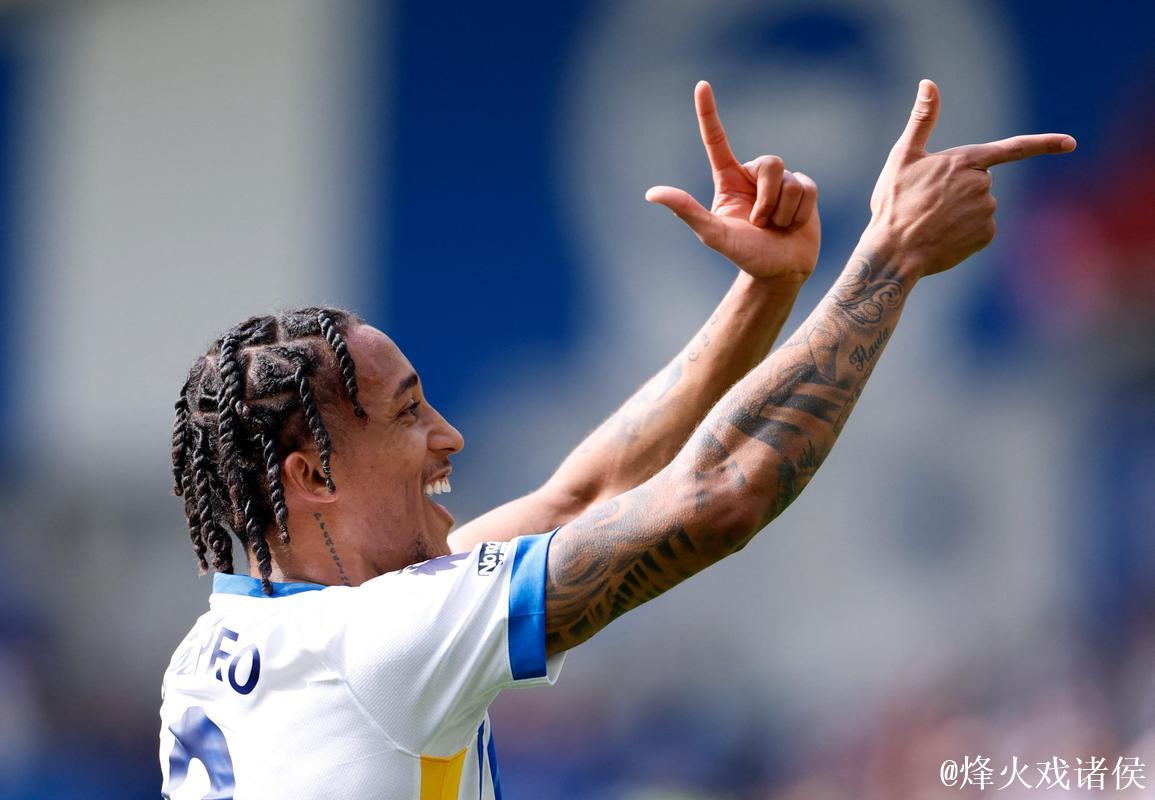 若昂-佩德罗跑位剖析:站位与移动撕裂巴黎防线 若昂-佩德罗跑位剖析:站位与移动撕裂巴黎防线